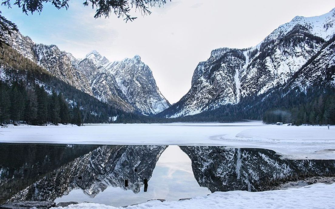 A entrada do centro de orientação ao lado do lago congelado em um dia de inverno claro